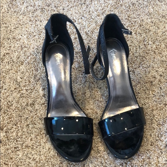 Black ankle strap heels - Picture 2 of 3